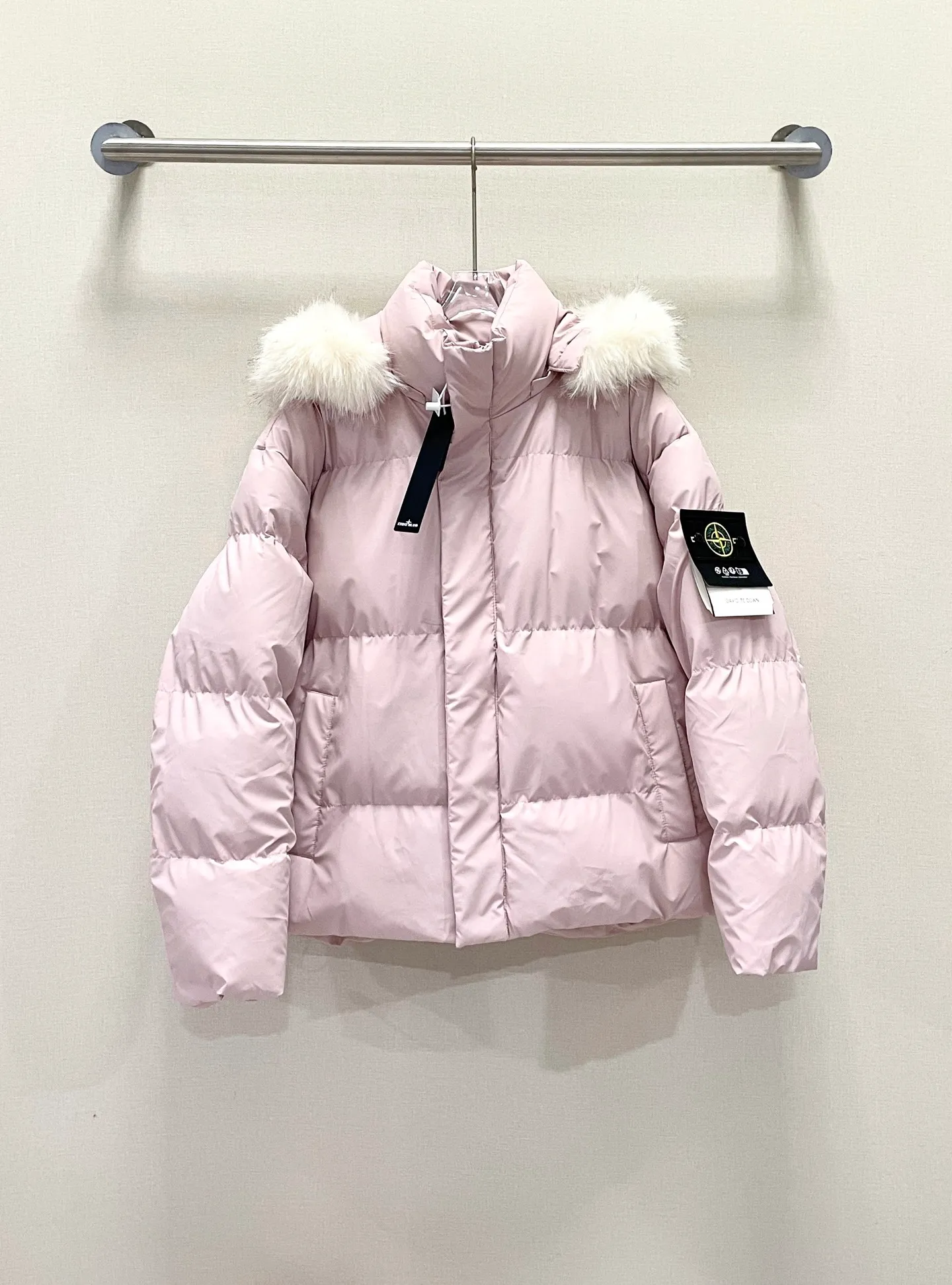 P380 Stone Island/Stone Island detachable PU fur collar simple warm cotton jacket Want to keep warm in winter and look cool? Stone Island PU cotton jacket is really not about martial ethics. The outer layer is high-grade PU leather fabric, low-key luster and not greasy, and the texture is very explosive! The wind resistance, waterproof, and warmth performance are all online 10. It is stiff and stylish to wear, and the whole person is directly boosted. The inside is thick cotton padding + detachable fur collar design. When the weather is cold, wear a hat + fur collar, and the warmth will be directly boosted; When it's not cold, remove the hat and switch to simple high-street style in an instant. The silhouette is a loose baker's style. The upper body is loose and not bloated. The shoulder line droops naturally, giving you a cool street look. Especially the reflective texture of the leather surface makes it look great when taking photos. No matter you wear it with a sweater, a sweater or a turtleneck, it will look stunning when worn casually! Paired with machete pants/dungarees/jeans, it can definitely hold your aura. It is perfect for going out on the street, night riding, and commuting. It is really the kind of ruthless character who "you can tell at a glance, and you don't want to take it off when you put it on."  One sentence summary: "The leather is tough, the fur collar is cool, cold-resistant and handsome enough." Color: black, white, blue, pink, dark gray